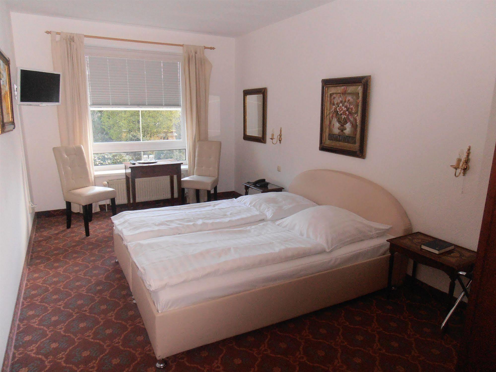 Hotel Hesse Шенефельд Экстерьер фото